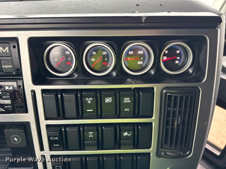 image for item YA1382 2020 Mack Anthem semi truck