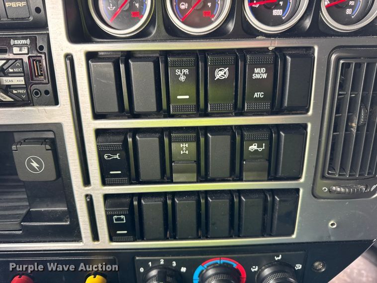 image for item YA1382 2020 Mack Anthem semi truck