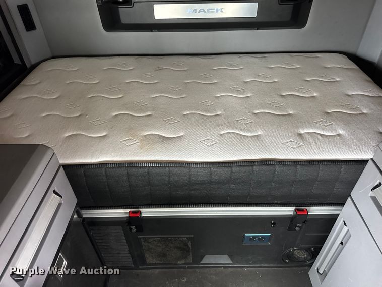 image for item YA1382 2020 Mack Anthem semi truck