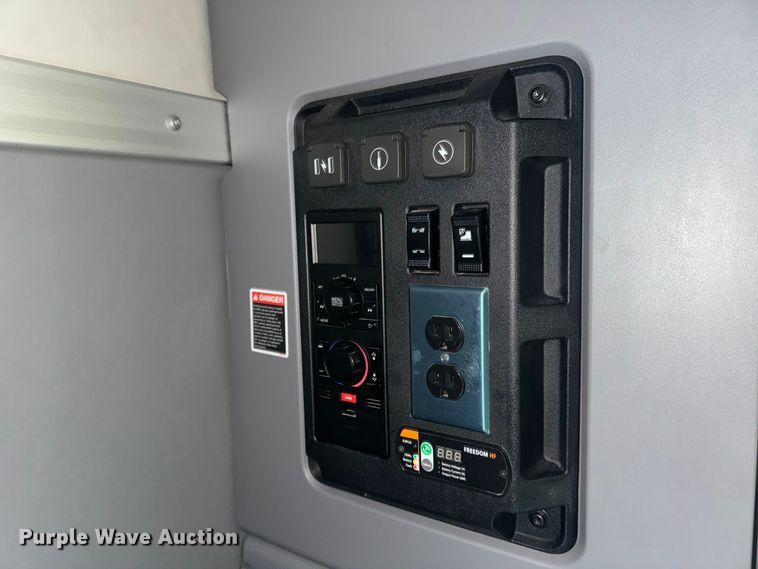 image for item YA1382 2020 Mack Anthem semi truck