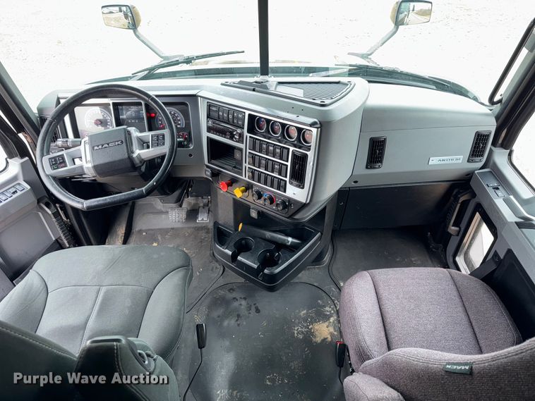 image for item YA1382 2020 Mack Anthem semi truck