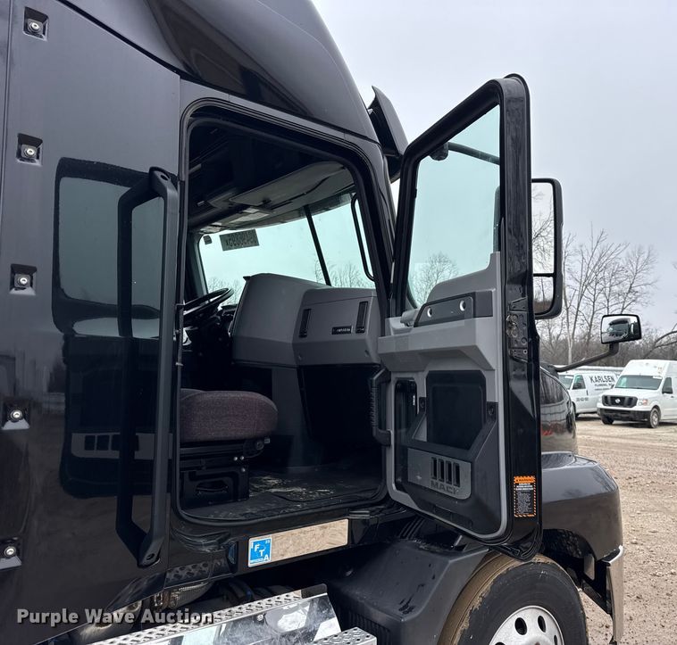 image for item YA1382 2020 Mack Anthem semi truck