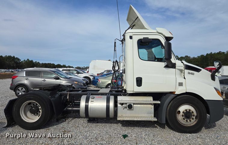 image for item YA1417 2019 Freightliner Cascadia semi truck