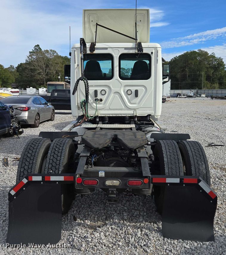 image for item YA1417 2019 Freightliner Cascadia semi truck