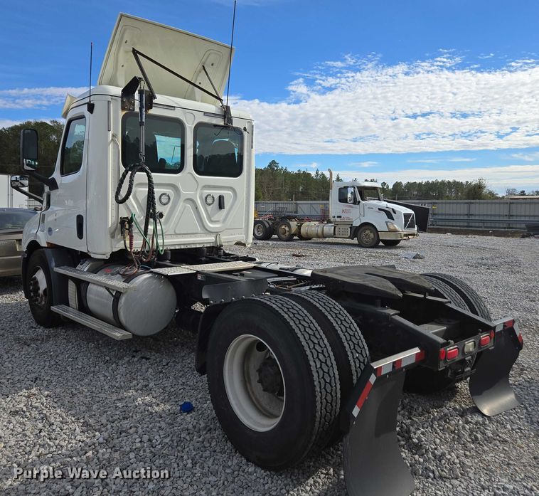 image for item YA1417 2019 Freightliner Cascadia semi truck
