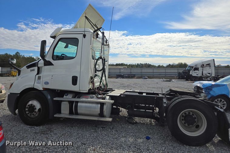 image for item YA1417 2019 Freightliner Cascadia semi truck