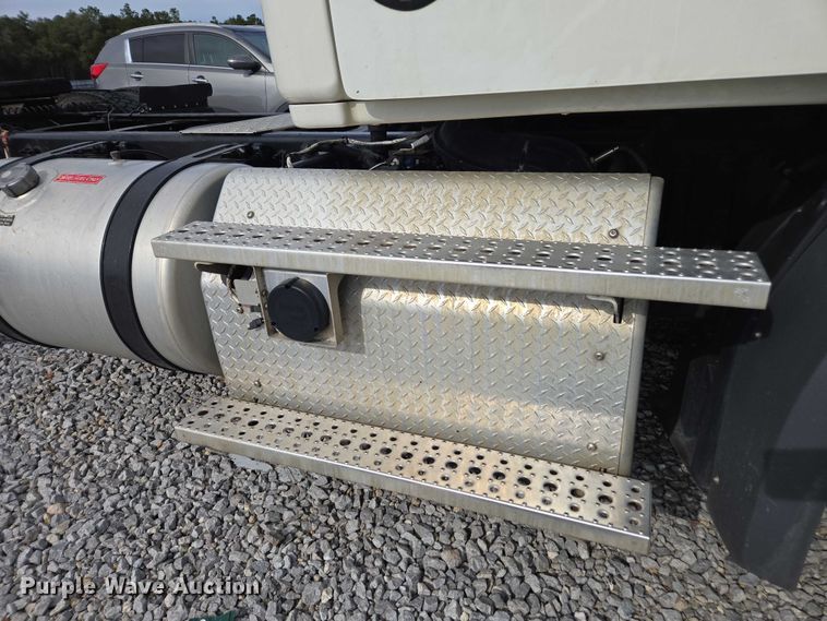 image for item YA1417 2019 Freightliner Cascadia semi truck