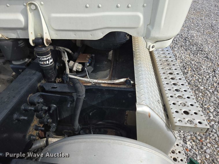 image for item YA1417 2019 Freightliner Cascadia semi truck