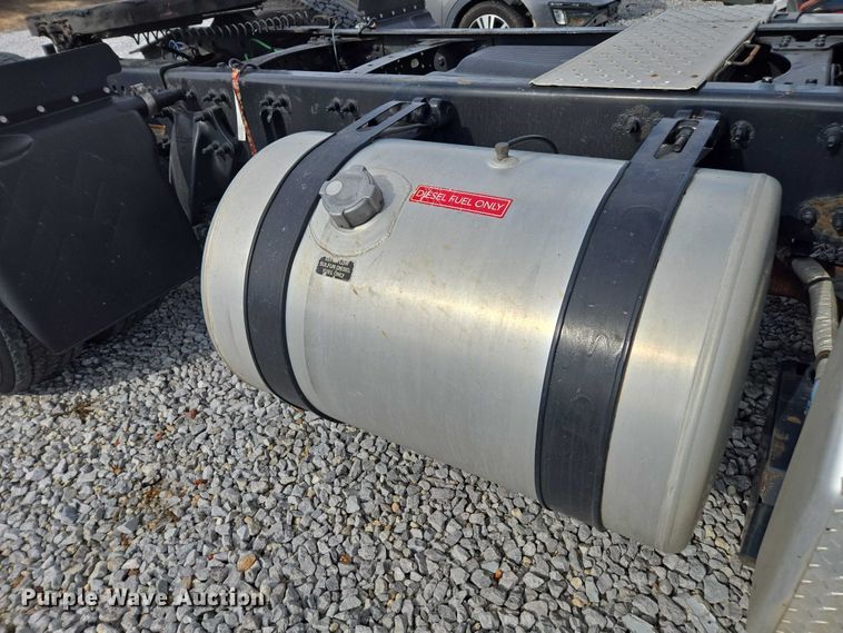 image for item YA1417 2019 Freightliner Cascadia semi truck