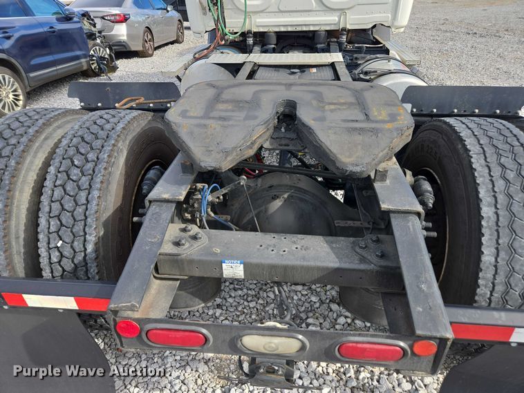 image for item YA1417 2019 Freightliner Cascadia semi truck