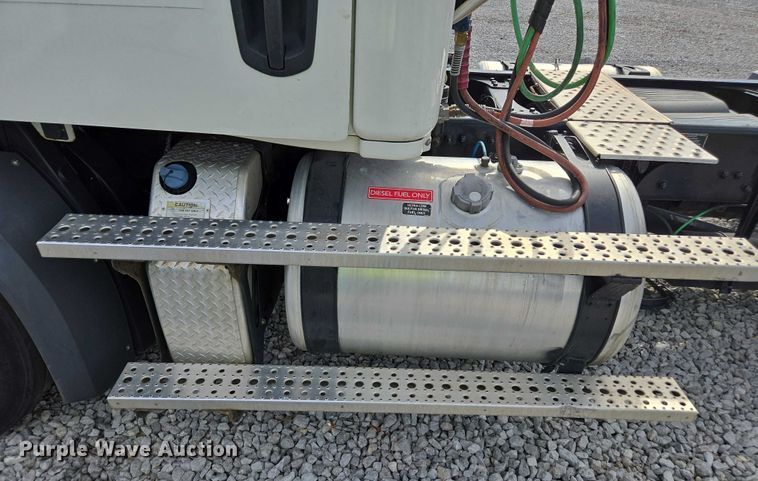 image for item YA1417 2019 Freightliner Cascadia semi truck