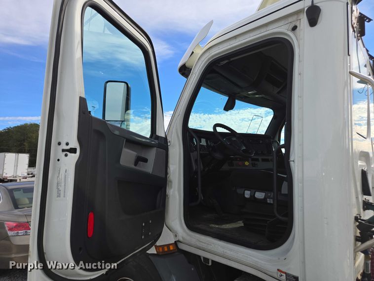 image for item YA1417 2019 Freightliner Cascadia semi truck