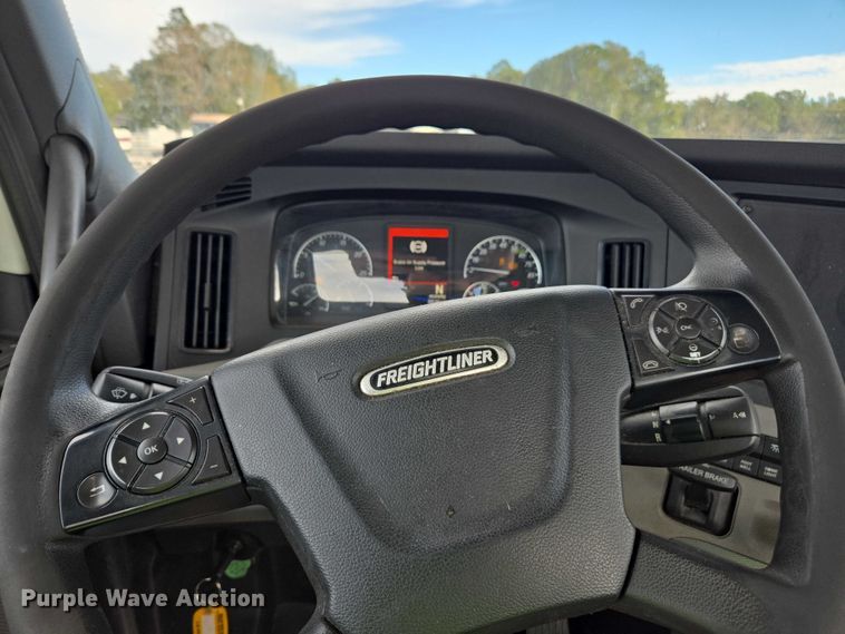 image for item YA1417 2019 Freightliner Cascadia semi truck