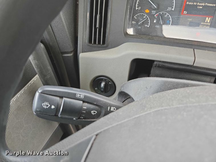 image for item YA1417 2019 Freightliner Cascadia semi truck