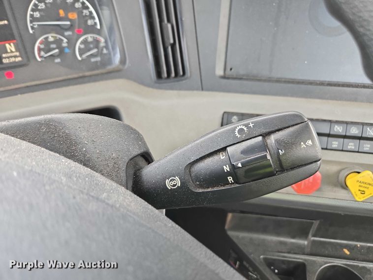 image for item YA1417 2019 Freightliner Cascadia semi truck