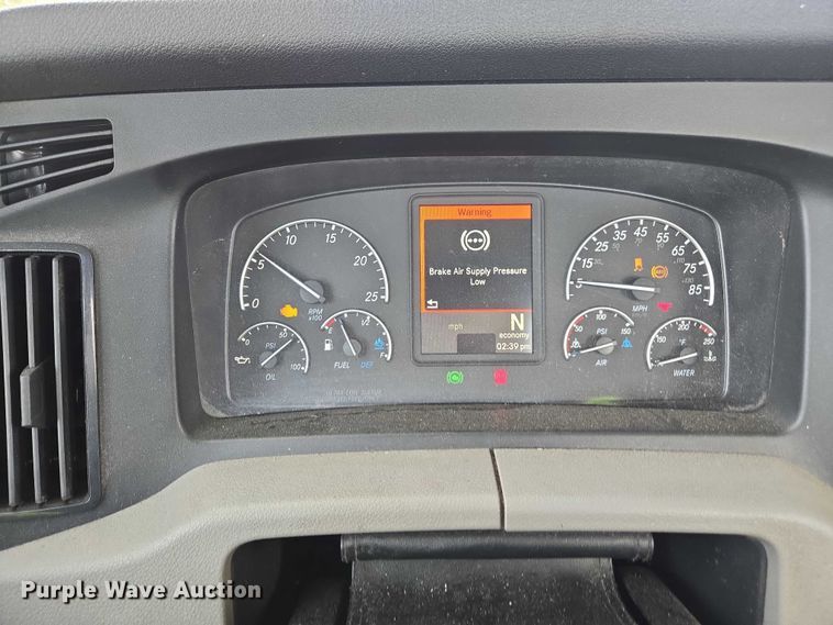 image for item YA1417 2019 Freightliner Cascadia semi truck