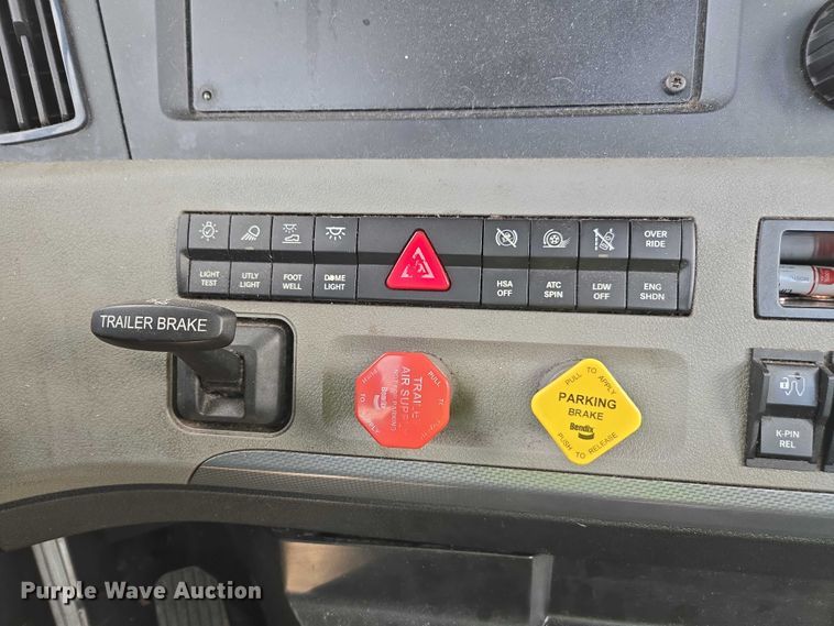 image for item YA1417 2019 Freightliner Cascadia semi truck