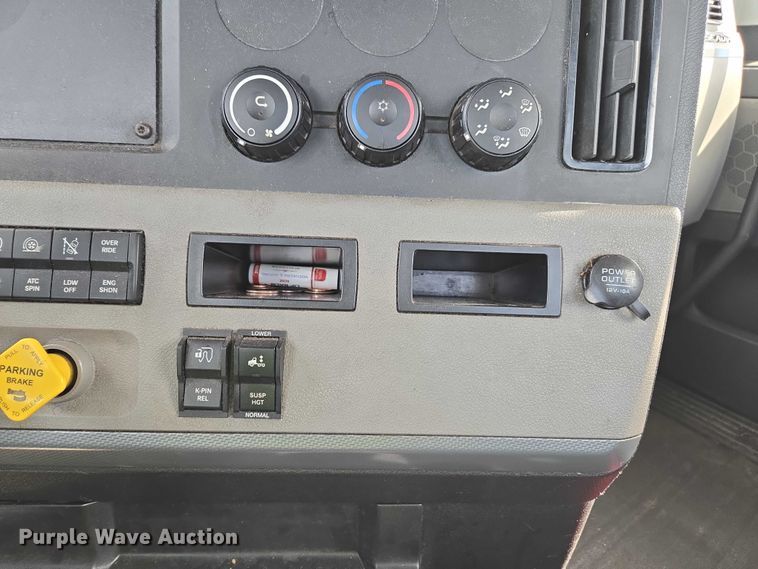 image for item YA1417 2019 Freightliner Cascadia semi truck