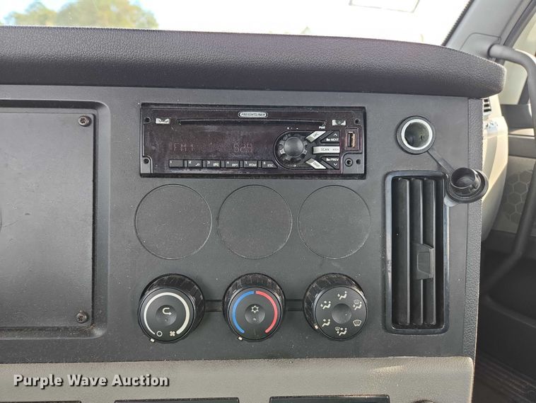 image for item YA1417 2019 Freightliner Cascadia semi truck