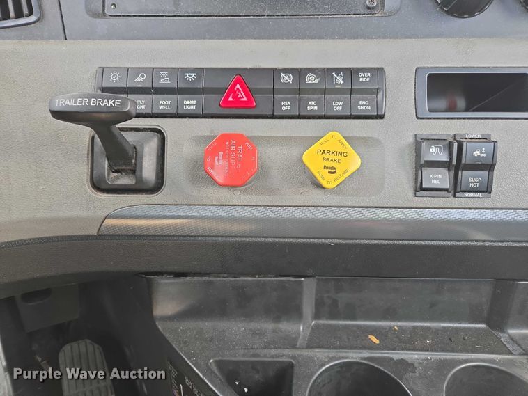 image for item YA1417 2019 Freightliner Cascadia semi truck