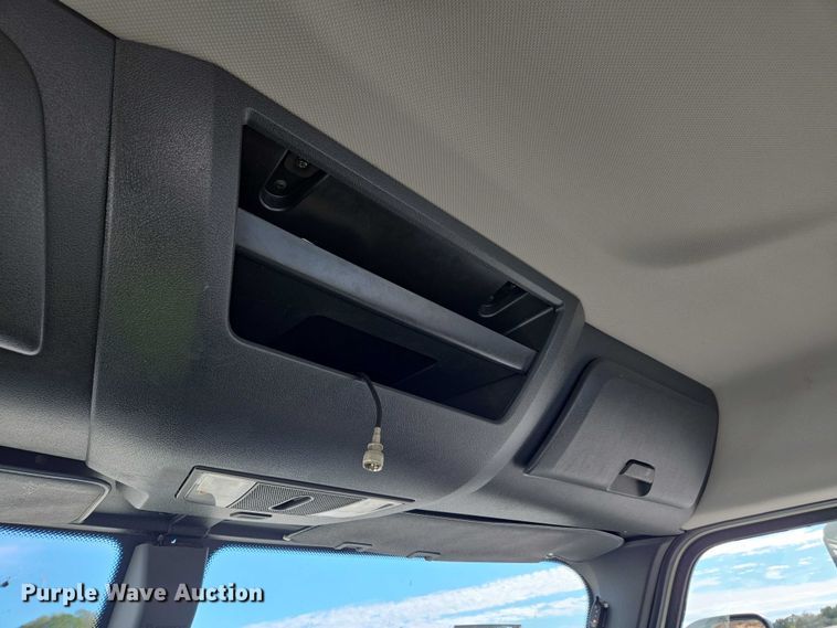 image for item YA1417 2019 Freightliner Cascadia semi truck