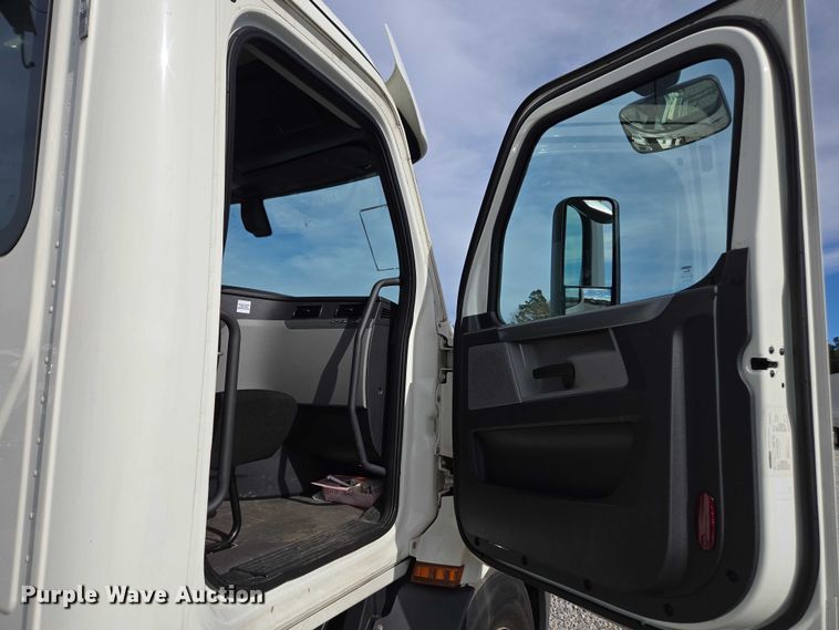 image for item YA1417 2019 Freightliner Cascadia semi truck