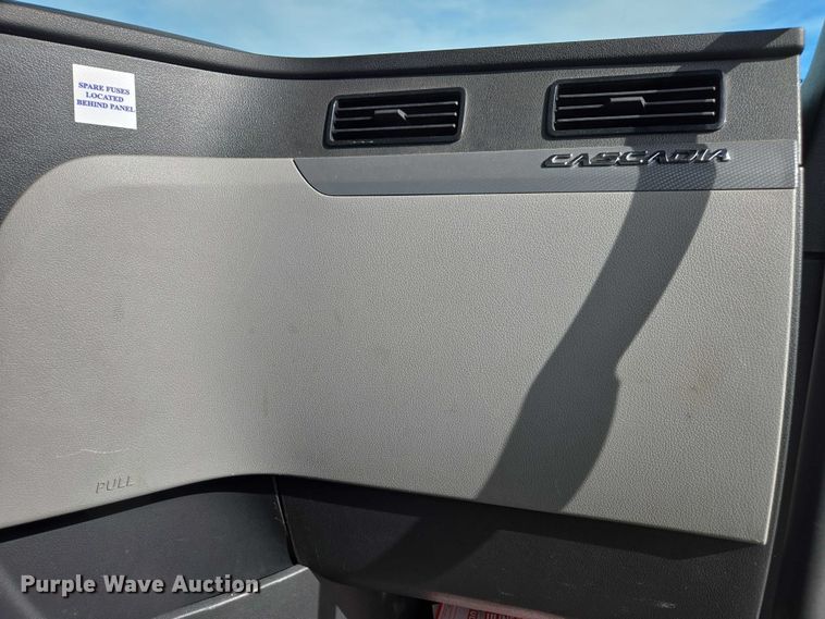 image for item YA1417 2019 Freightliner Cascadia semi truck