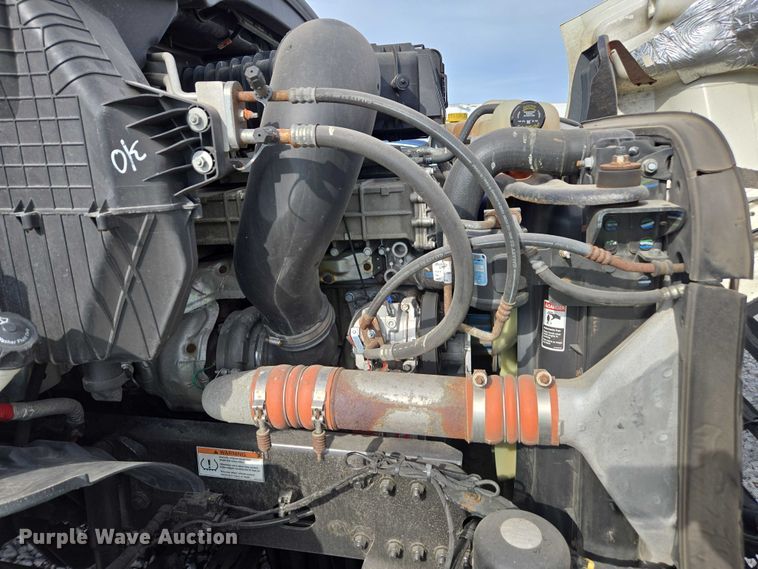 image for item YA1417 2019 Freightliner Cascadia semi truck