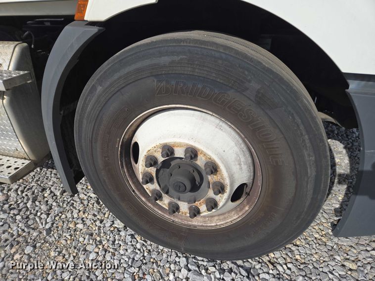 image for item YA1417 2019 Freightliner Cascadia semi truck