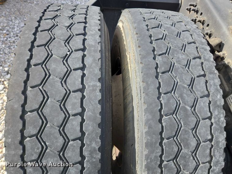 image for item YA1417 2019 Freightliner Cascadia semi truck