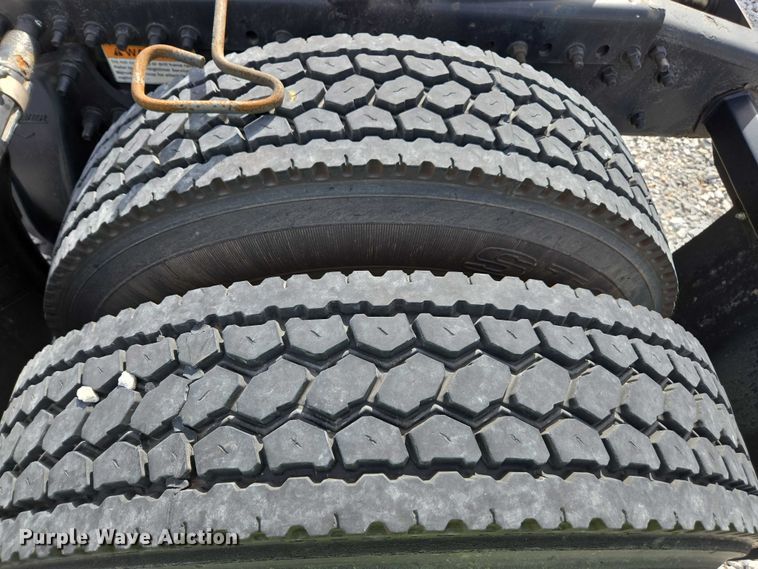 image for item YA1417 2019 Freightliner Cascadia semi truck