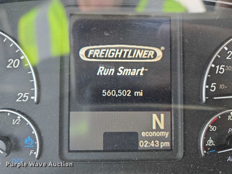 image for item YA1417 2019 Freightliner Cascadia semi truck