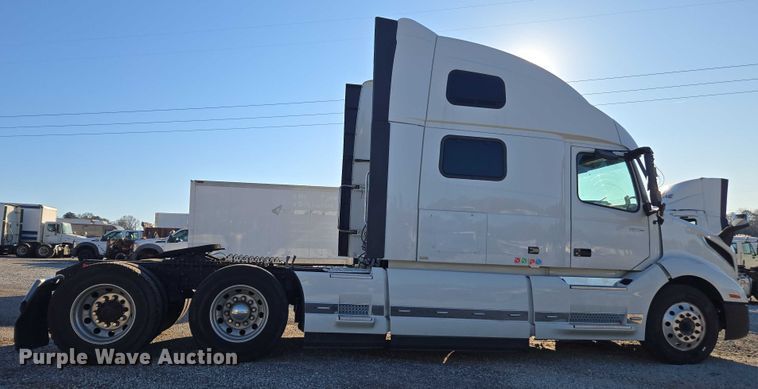 image for item YA1455 2023 Volvo VNL semi truck