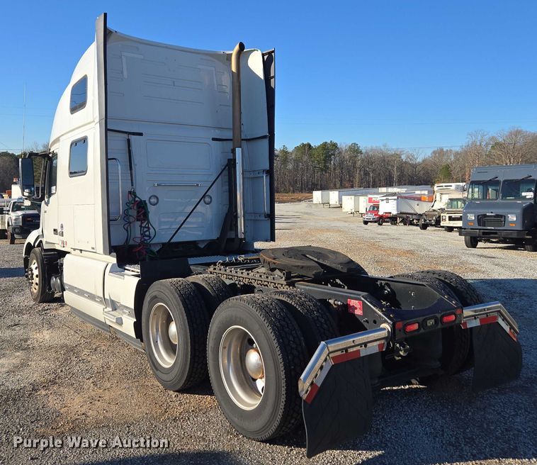 image for item YA1455 2023 Volvo VNL semi truck