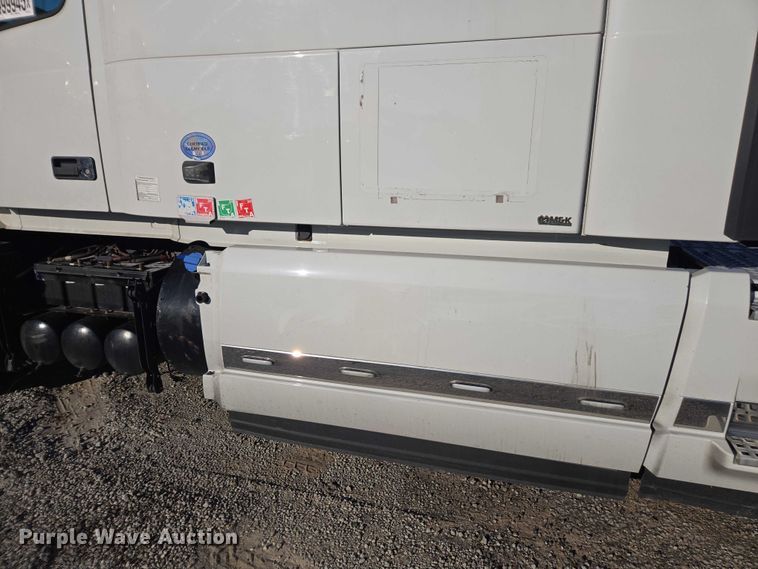 image for item YA1455 2023 Volvo VNL semi truck