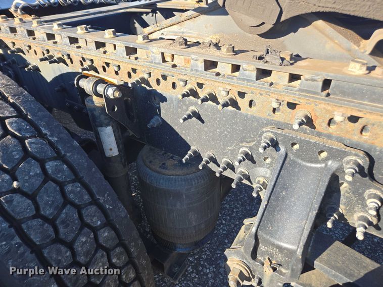 image for item YA1455 2023 Volvo VNL semi truck