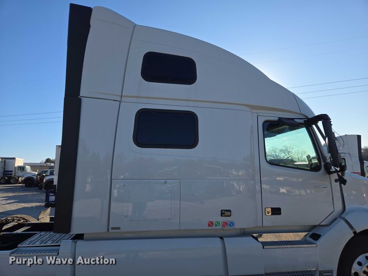 image for item YA1455 2023 Volvo VNL semi truck