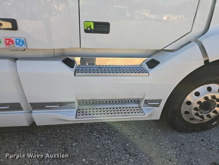 image for item YA1455 2023 Volvo VNL semi truck