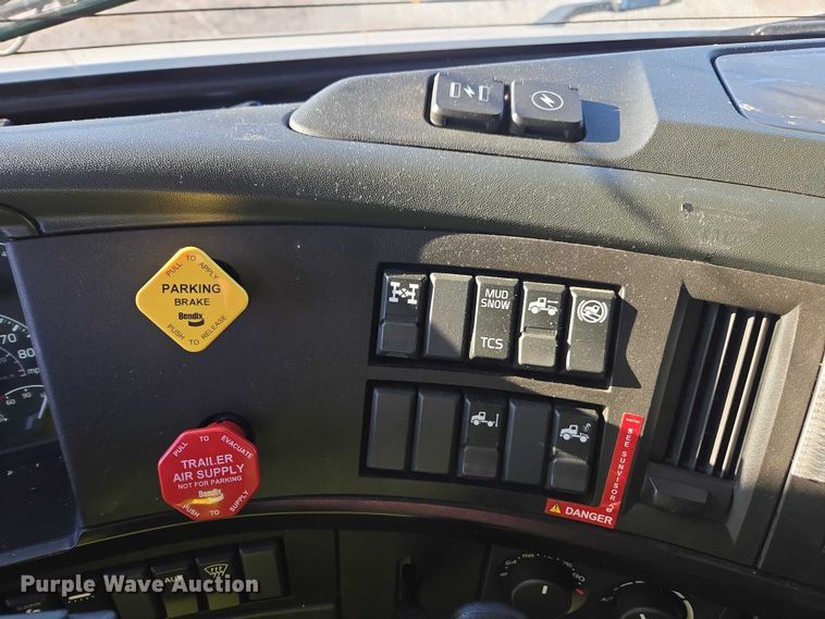 image for item YA1455 2023 Volvo VNL semi truck