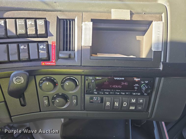 image for item YA1455 2023 Volvo VNL semi truck