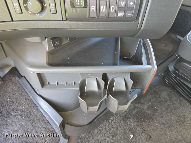 image for item YA1455 2023 Volvo VNL semi truck