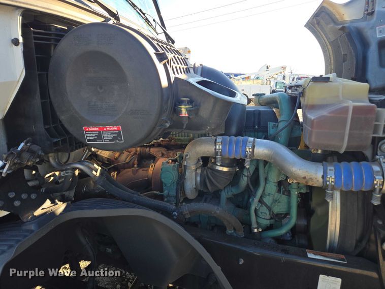 image for item YA1455 2023 Volvo VNL semi truck