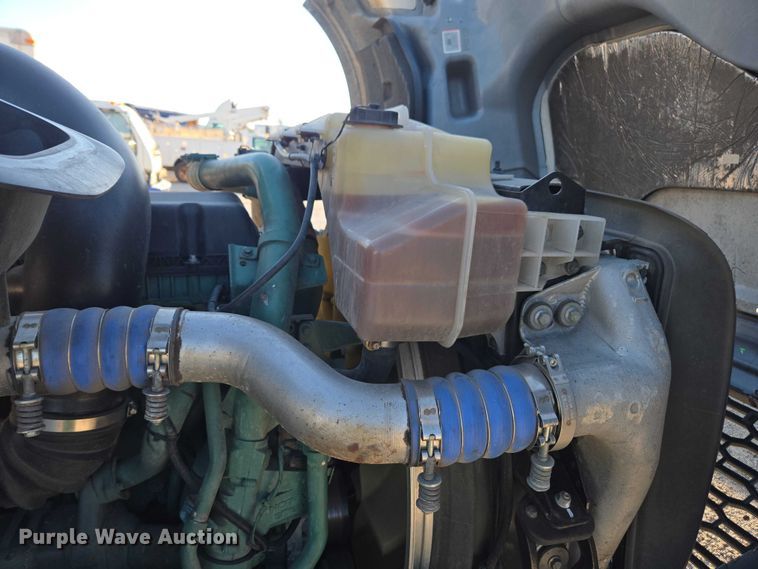 image for item YA1455 2023 Volvo VNL semi truck