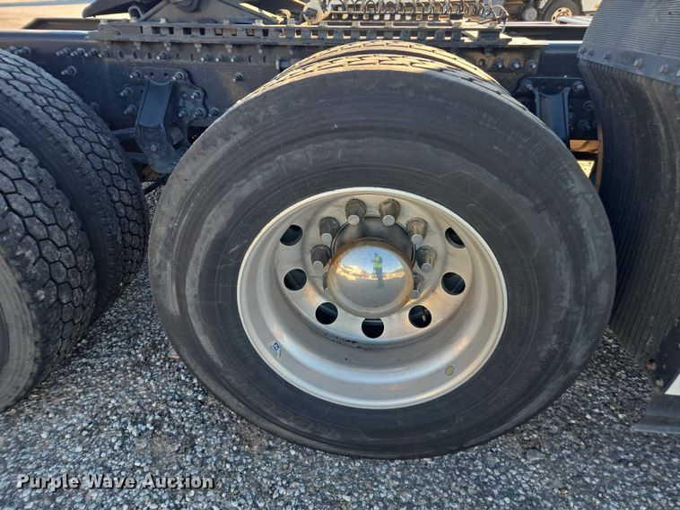 image for item YA1455 2023 Volvo VNL semi truck