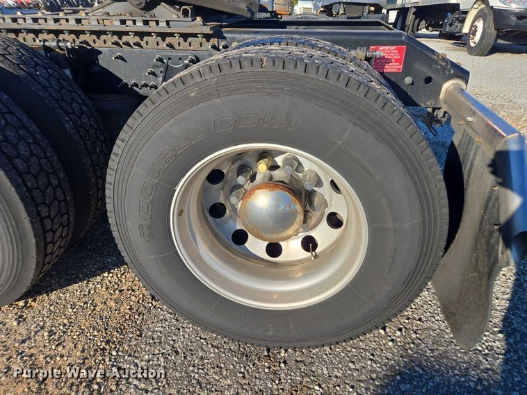 image for item YA1455 2023 Volvo VNL semi truck