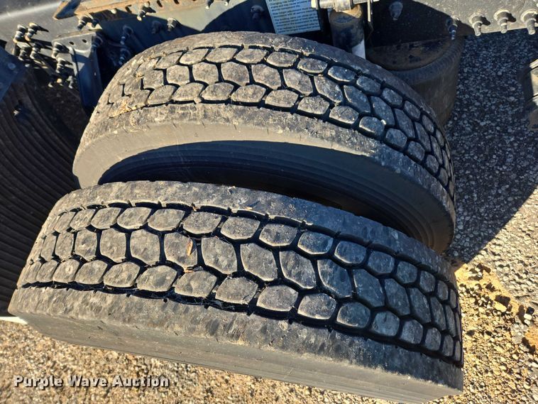 image for item YA1455 2023 Volvo VNL semi truck