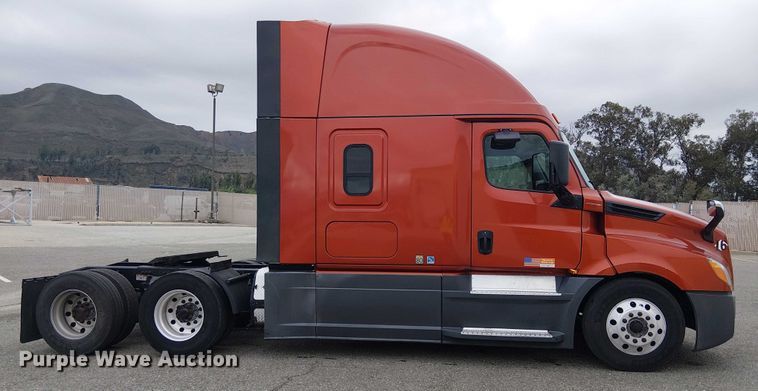 image for item YA1484 2020 Freightliner Cascadia semi truck