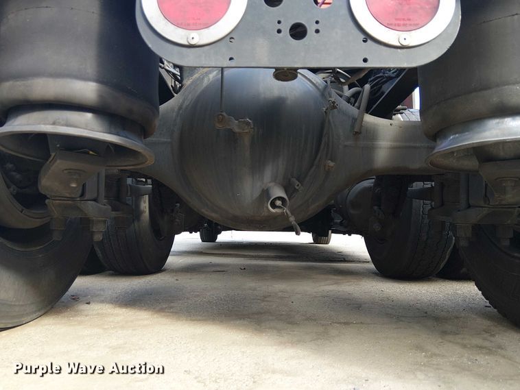 image for item YA1484 2020 Freightliner Cascadia semi truck