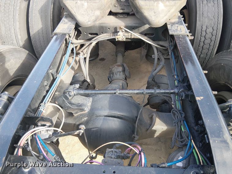 image for item YA1484 2020 Freightliner Cascadia semi truck