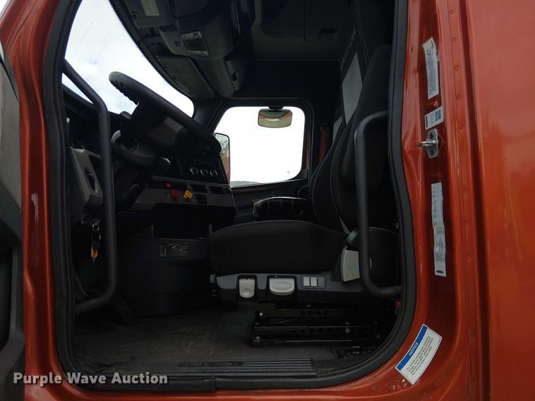 image for item YA1484 2020 Freightliner Cascadia semi truck